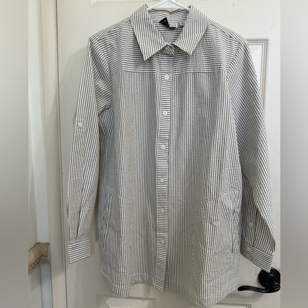 NWOT Joan Rivers seersucker button down shirt